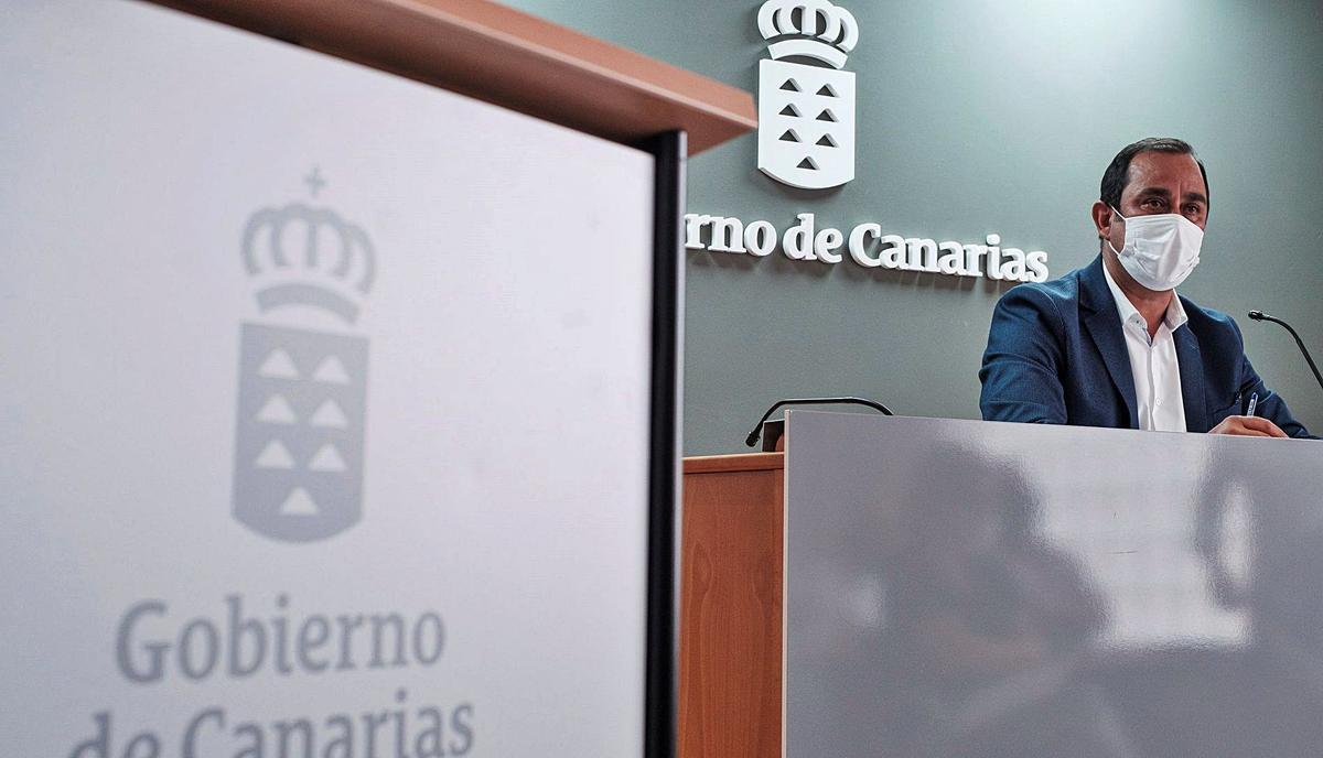 El viceconsejero Blas Acosta, ayer durante la presentación del informe.