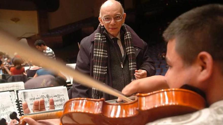 José Antonio Abreu, durante un ensayo de su orquesta en el Auditorio.