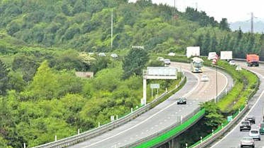 un impacto mortal. Arriba, estado del viaducto de Somonte, con la valla rota por el fuerte golpe que recibió del camión de Emulsa. Sobre estas líneas, el vehículo, prácticamente destrozado, tras ser retirado de la zona a la que se precipitó desde quince metros de altura.