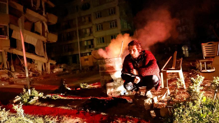 Un nuevo terremoto de 6,4 sacude Turquía y derriba las estructuras dañadas hace diez días