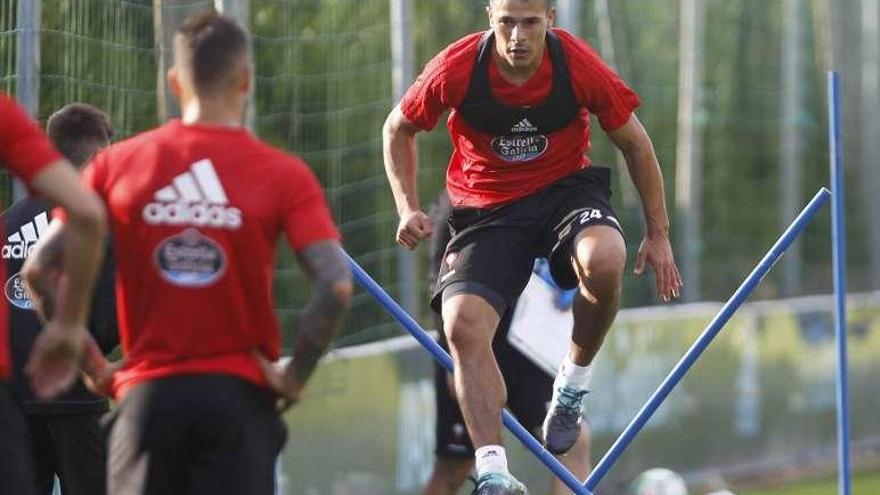 Roncaglia, ayer, en el entrenamiento en A Madroa. // Ricardo Grobas