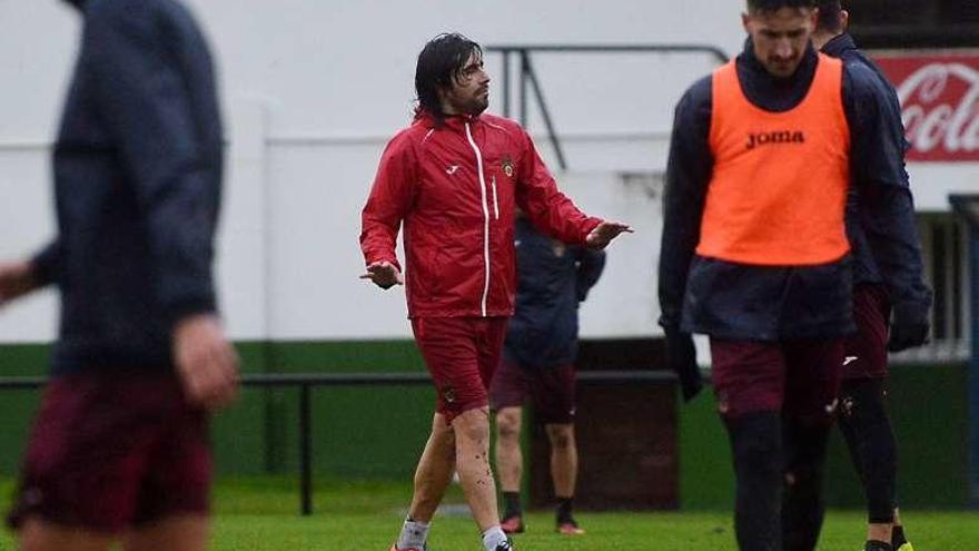 Luismi dirige un entrenamiento del primer equipo. // G.S.