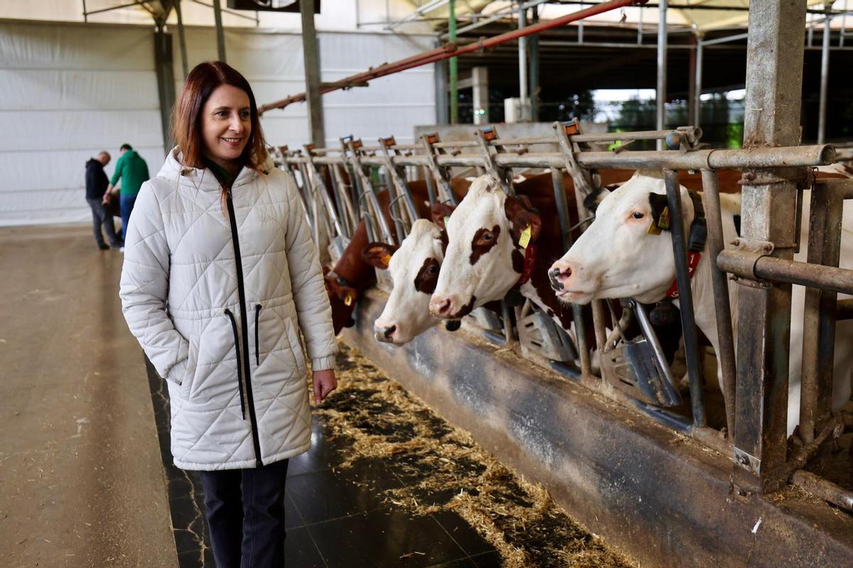 María José Gómez durante a visita á explotación láctea mazaricana.