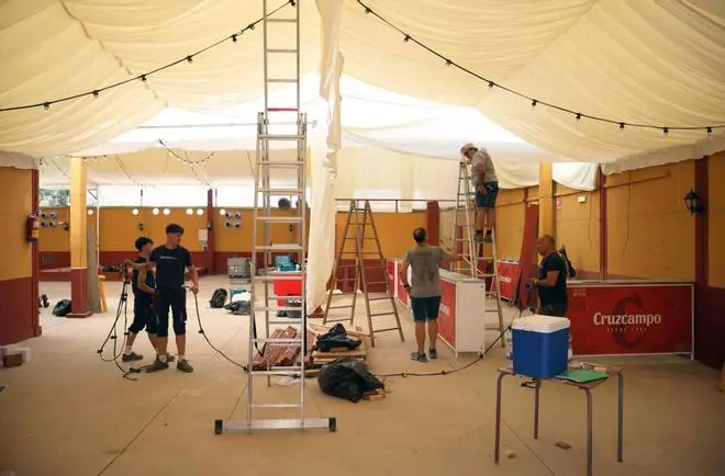 Fotos de los preparativos en el Real del Cortijo de Torres para la Feria 2026