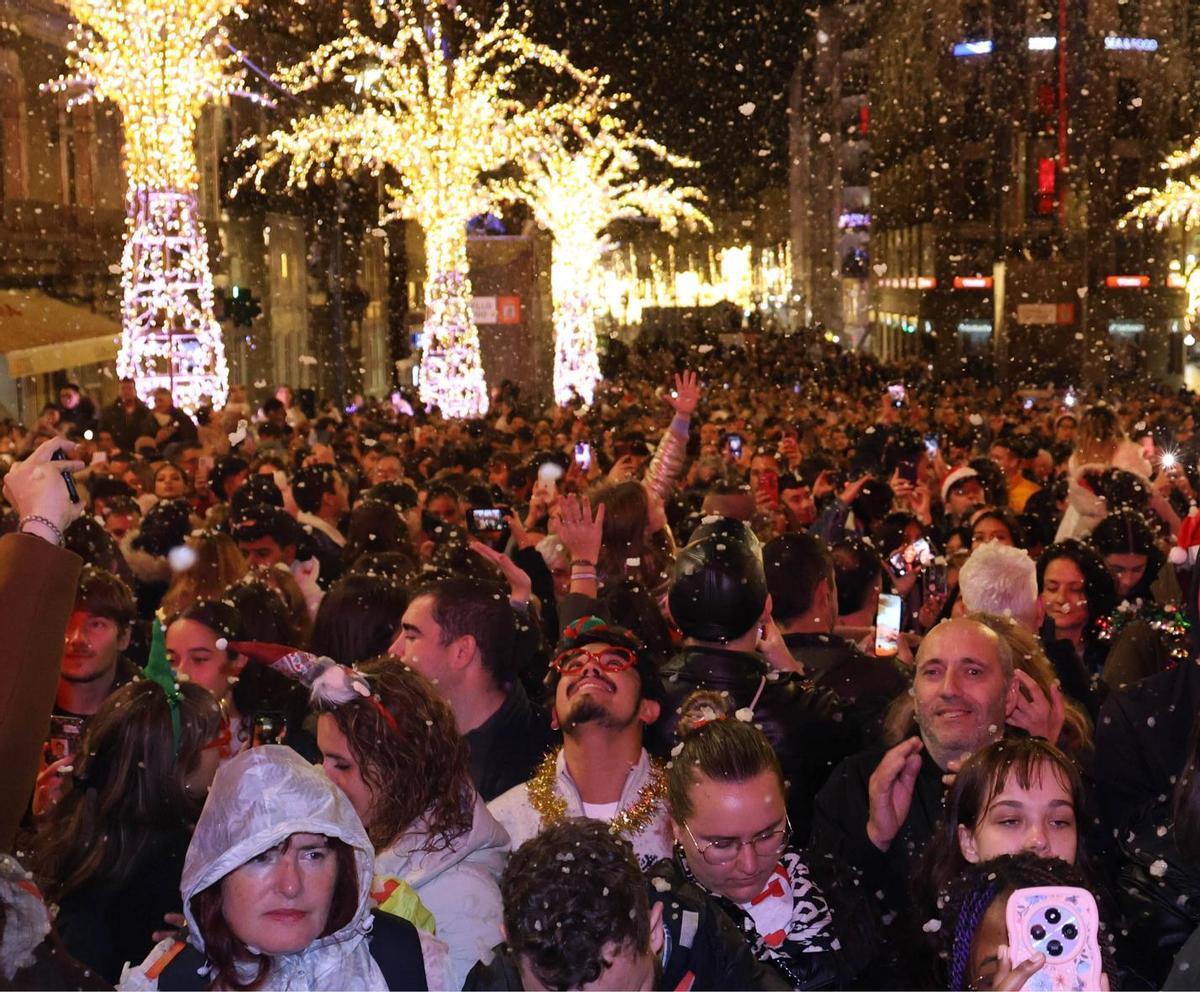 Vigo enciende la Navidad más grande de su historia ante miles de personas