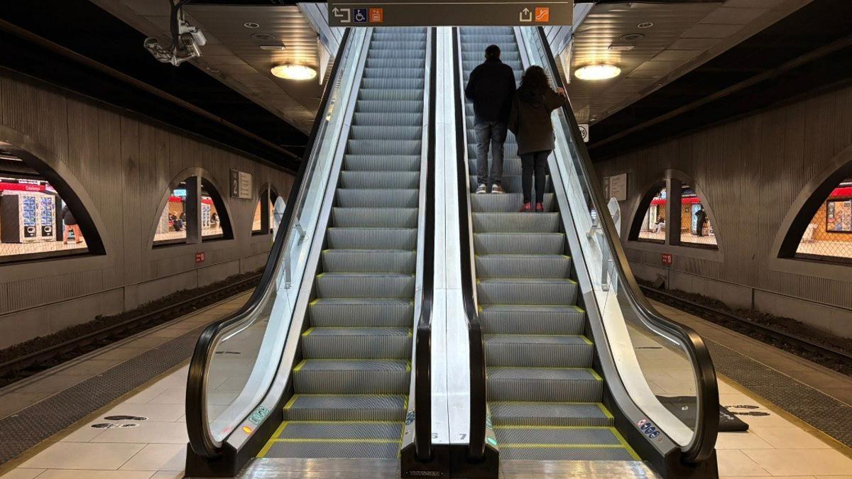 Escaleras mecánicas en la estación de plaza Catalunya