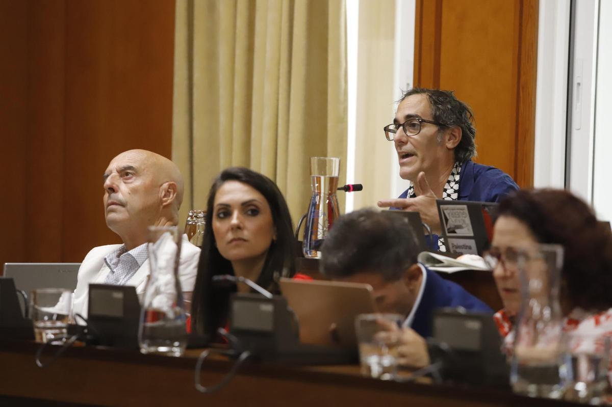 Juan Hidalgo, de Hacemos, plantea una pregunta el pasado pleno, en presencia de los concejales del PSOE.