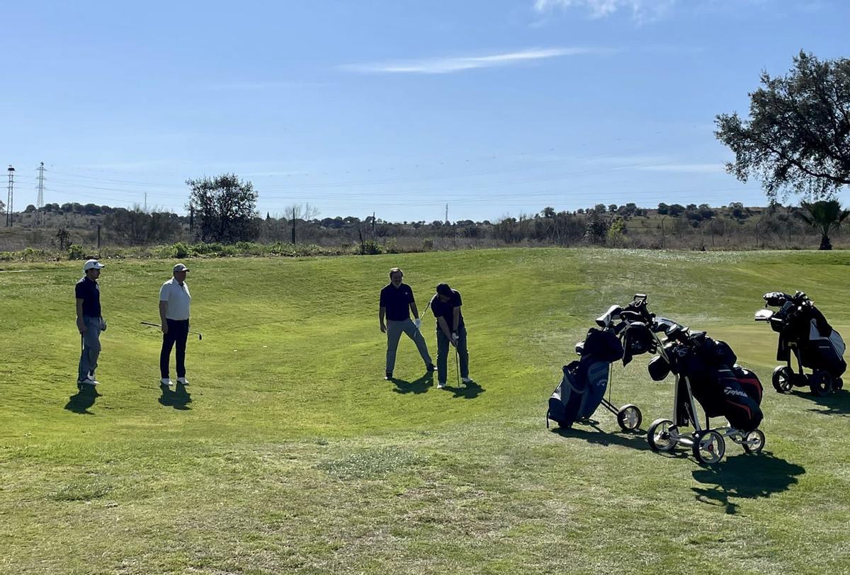 Usuarios del club practican en las instalaciones de Golf Guadiana.