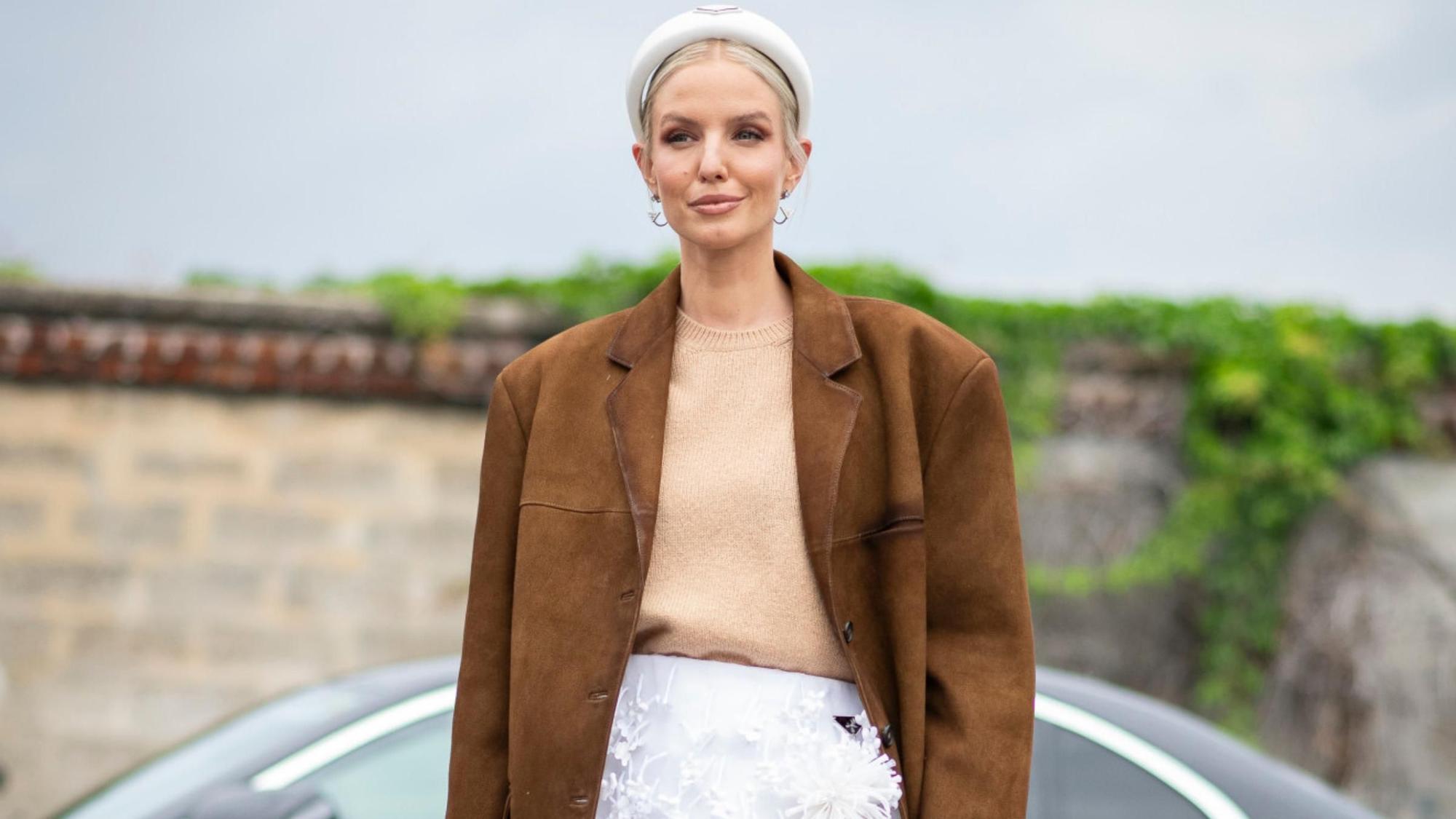 Leonie Hanne con minifalda blanca con flores