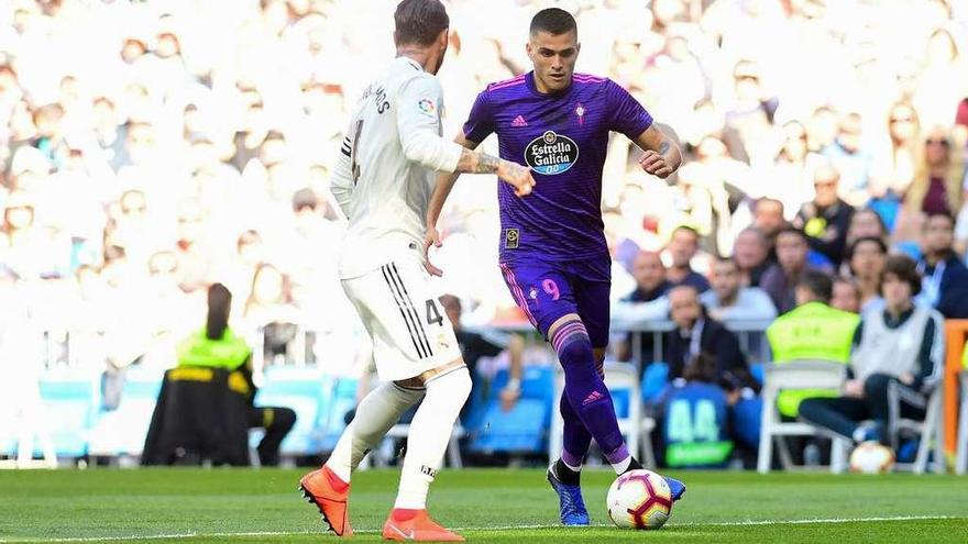 Maxi Gómez encara a Sergio Ramos durante el partido de ayer. // LOF