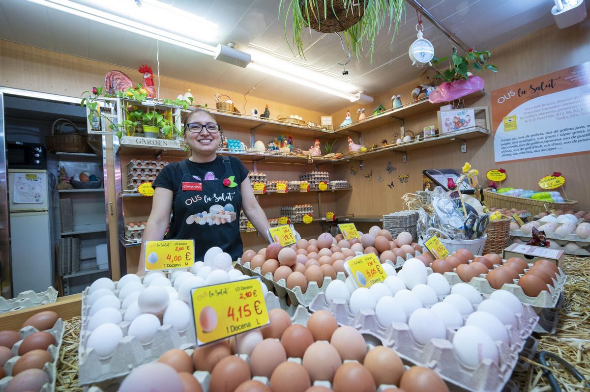 Giovanna en su puesto de huevos en el mercado municipal de La Salut, en Badalona, el pasado mes de junio.