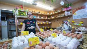 Giovanna en su puesto de huevos en el mercado municipal de La Salut, en Badalona, el pasado mes de junio.