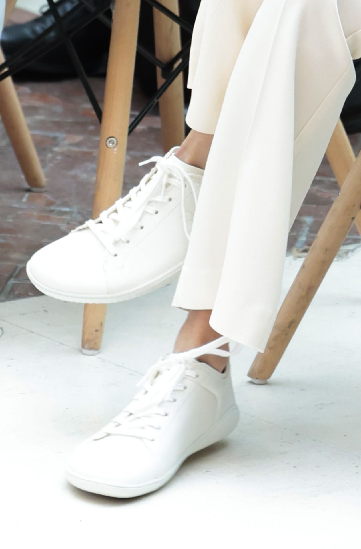 Las zapatillas blancas de Vivobarefoot de la reina Letizia.