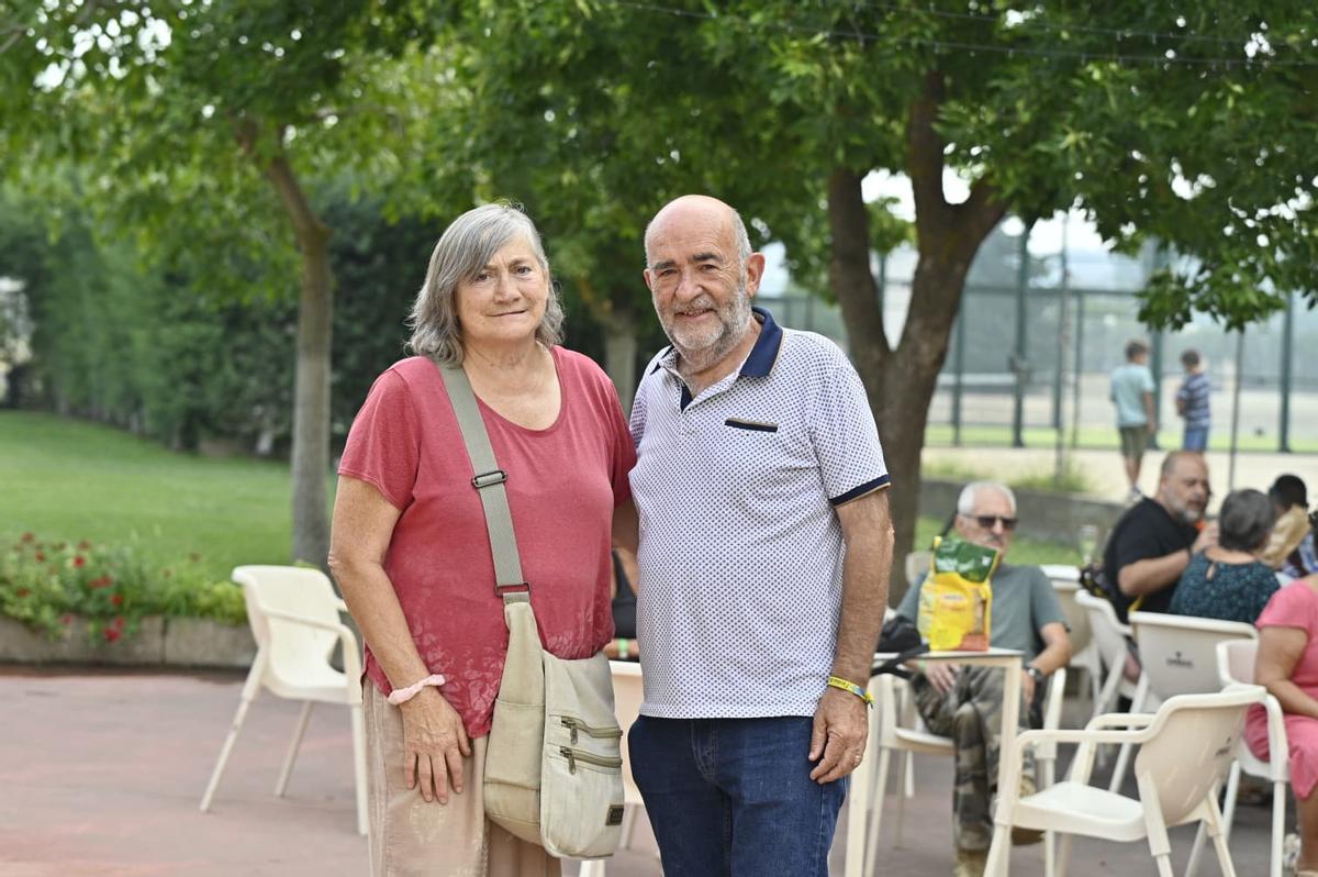 Alejandro y Monserrat en las piscinas de Ayerbe, donde han sido realojados