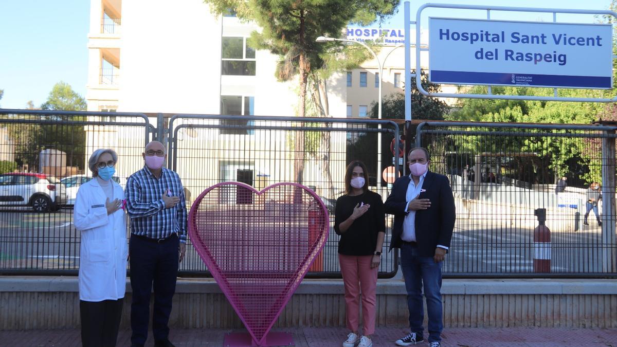 El contenedor de tapones solidario rosa se ha instalado en el Hospital de San Vicente.