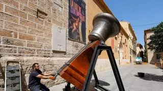 La campana bendecida por el papa llega a la Iglesia de San Nicolás de València