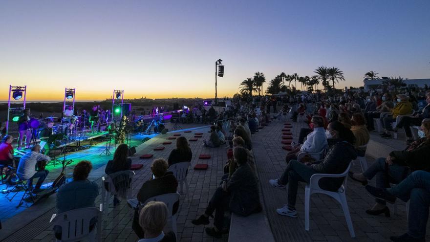 Olga Cerpa y Mestisay vuelven a brillar en el primer atardecer del año en Maspalomas