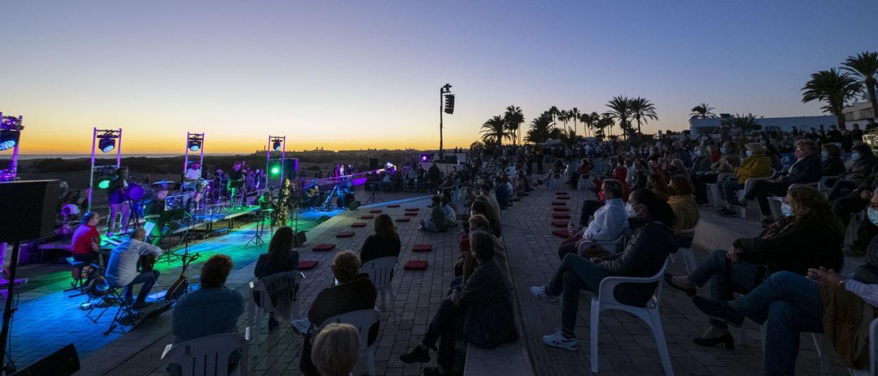 El concierto de Olga Cerpa en pleno atardecer y con las dunas de Maspalomas al fondo. | | SABRINA CEBALLOS