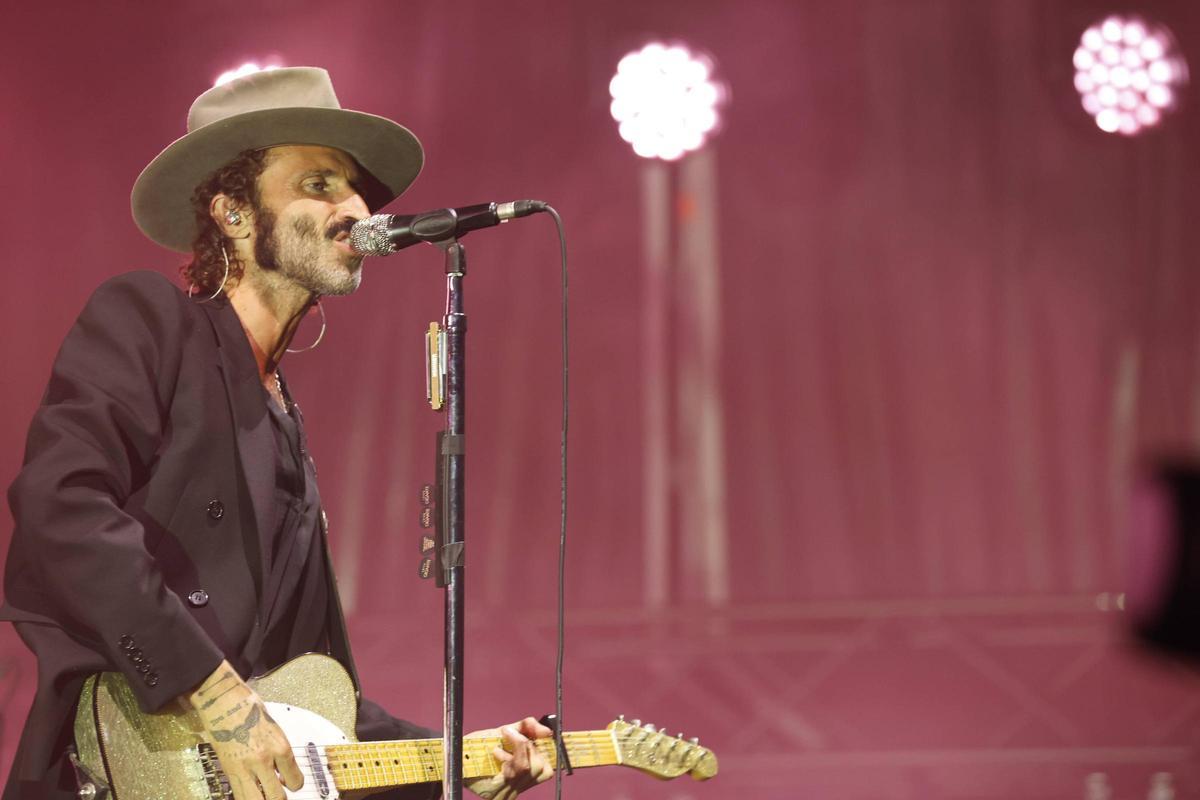 Leiva durante su último concierto en Gijón.