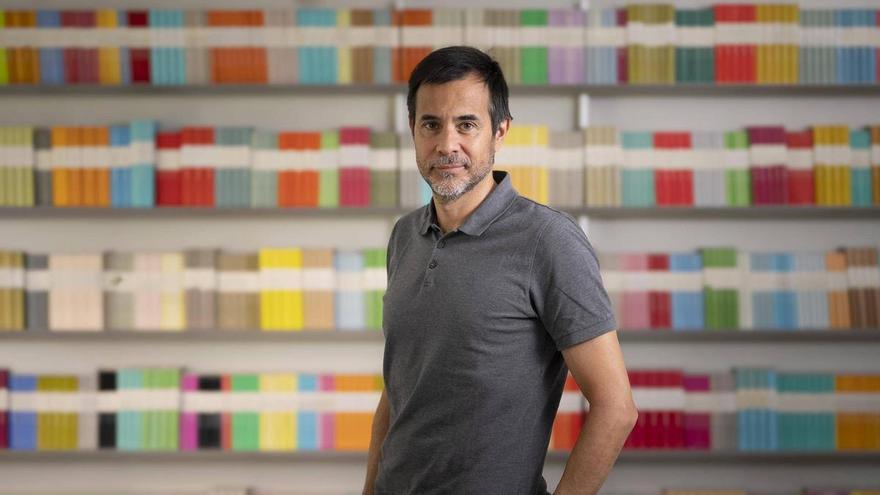 El editor Luis Solano, en el vídeopodcast del suplemento ABRIL: “En la librería muchas veces levantas el libro por la cubierta”