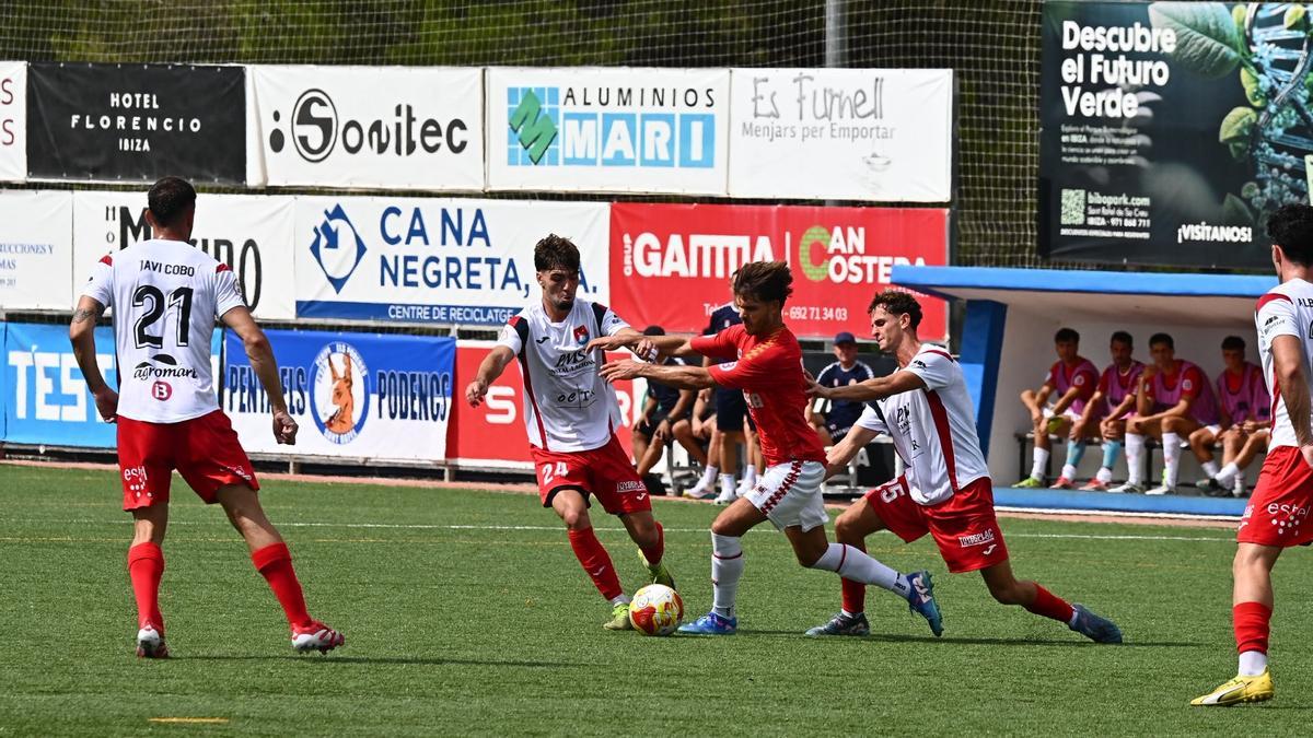 Varios futbolistas del Porreres presionan a un jugador de la SD Ibiza
