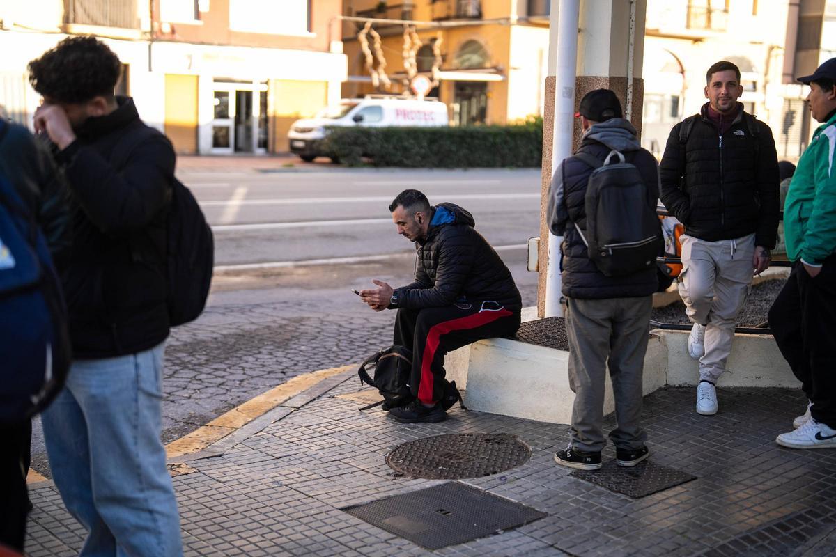 Pasajeros esperan en la estación de autobuses de la estación de Rodalies de Arenys de Mar, que concecta con Blanes