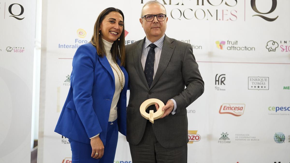 José Ángel Cerón, director de Comunicación de Grupo Fuertes recoge el premio de manos de la consejera de Agua, Agricultura, Ganadería y Pesca de la Región de Murcia, Sara Rubira.