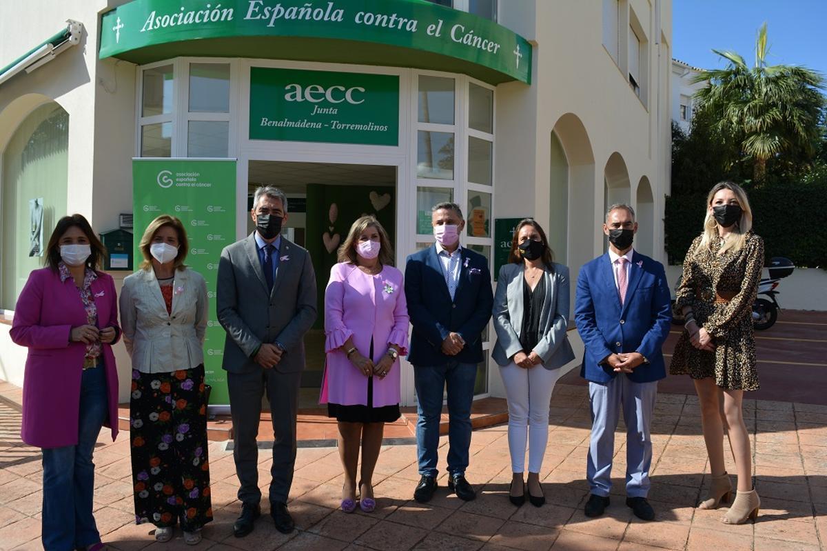 Foto de familia de la inauguración de la nueva sede de la AECC en Benalmádena.