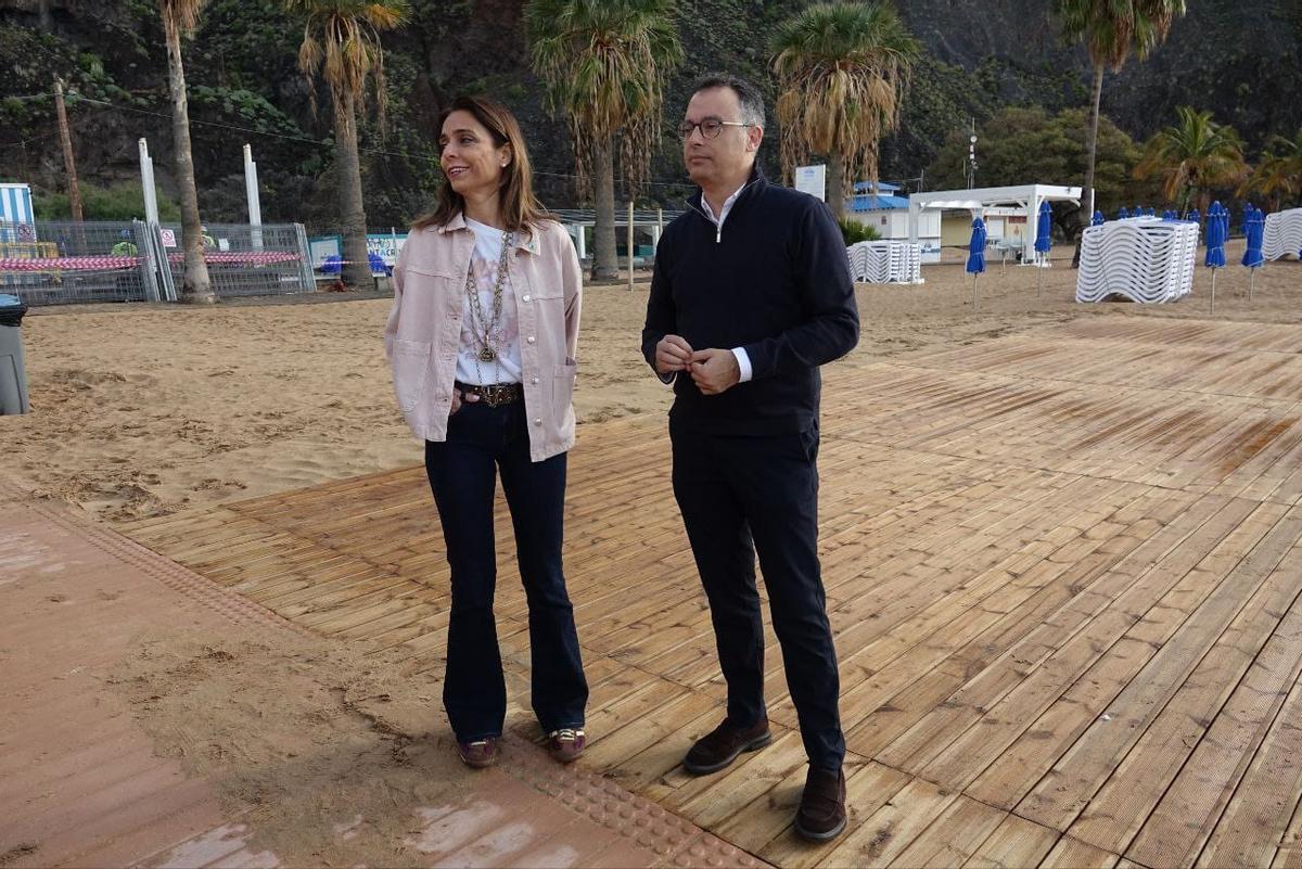 Nuevas plataformas peatonales en la playa de Las Teresitas.