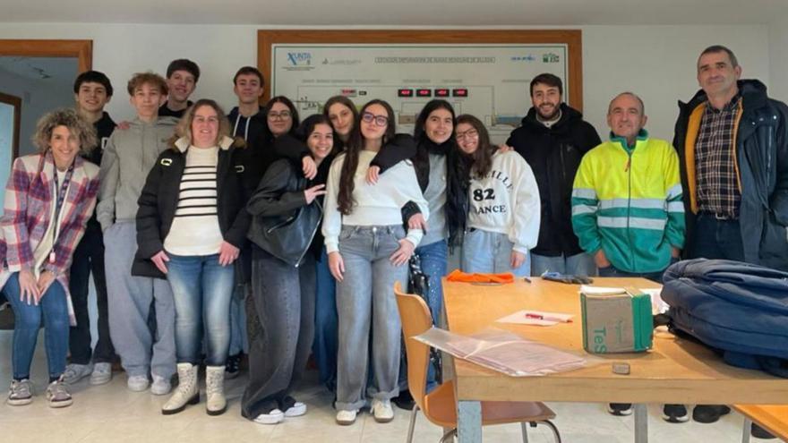 Estudiantes durante recorrido por la infraestructura hidráulica.