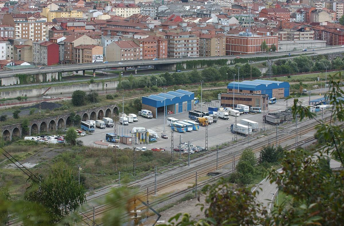 El Centro de Transportes de Mieres, con la parcela donde se construirá la nueva nave municipal a la izquierda de la imagen.