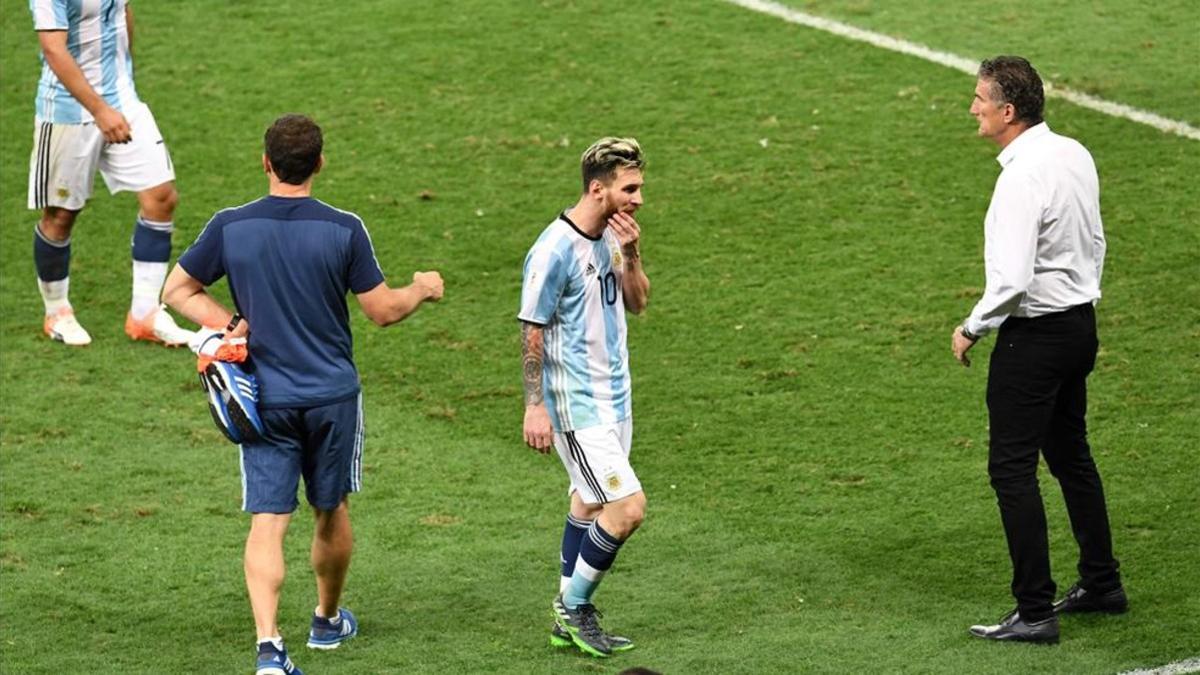 Messi y Bauza, en el Brasil-Argentina