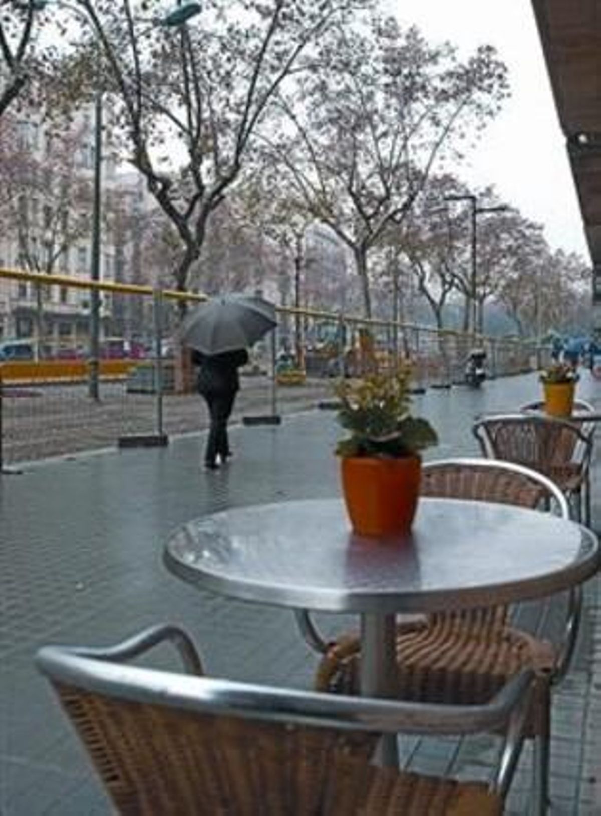 Terrassa del restaurant Granja Lido, ahir, en un passeig en plena reforma.