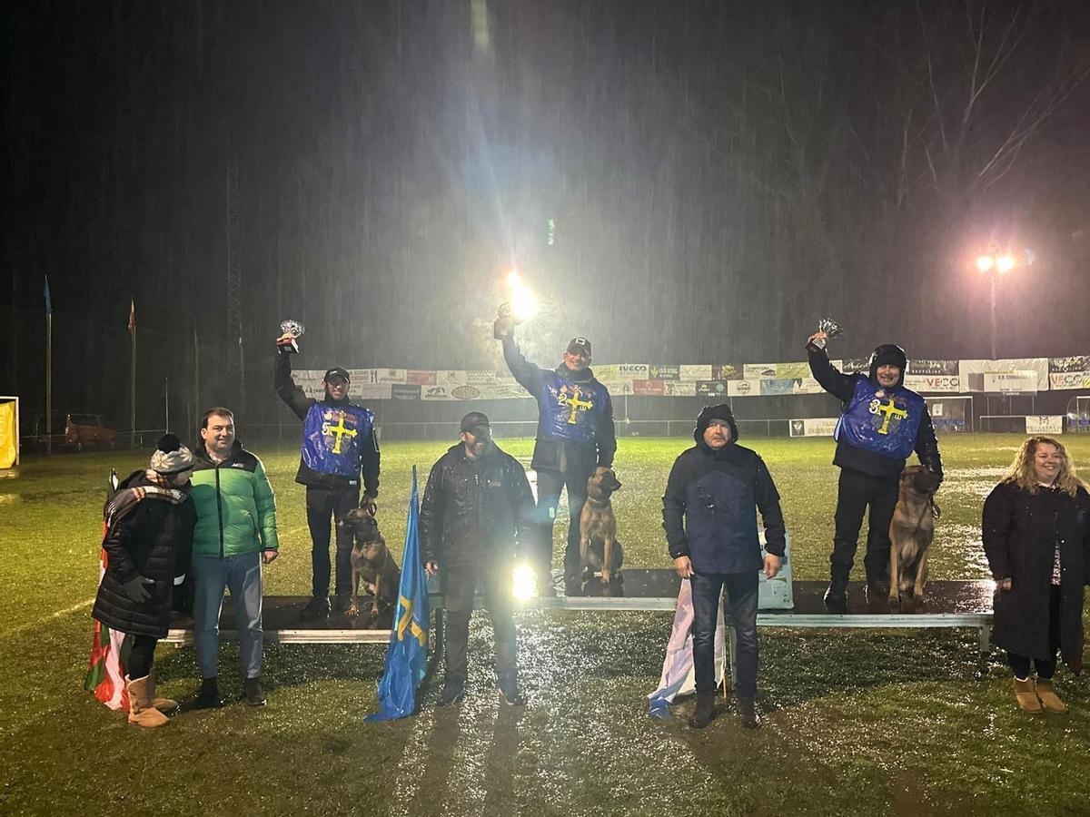 Luis Montero, adiestrador canino de Redondela (primero por la derecha) en un reciente campeonato.