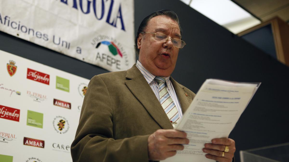 Arnaldo Félix lee un discurso en su época como presidente de la Federación de Peñas del Real Zaragoza.