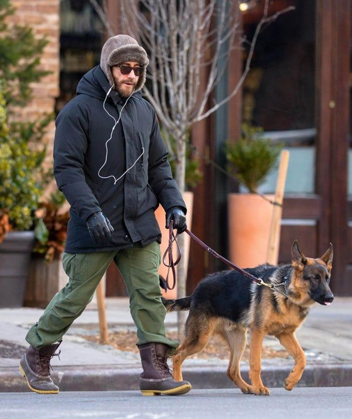 Jake Gyllenhaal saca a pasear a su perro por Nueva York
