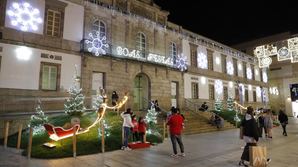 Vigo ilumina con su mejor color una Navidad gris