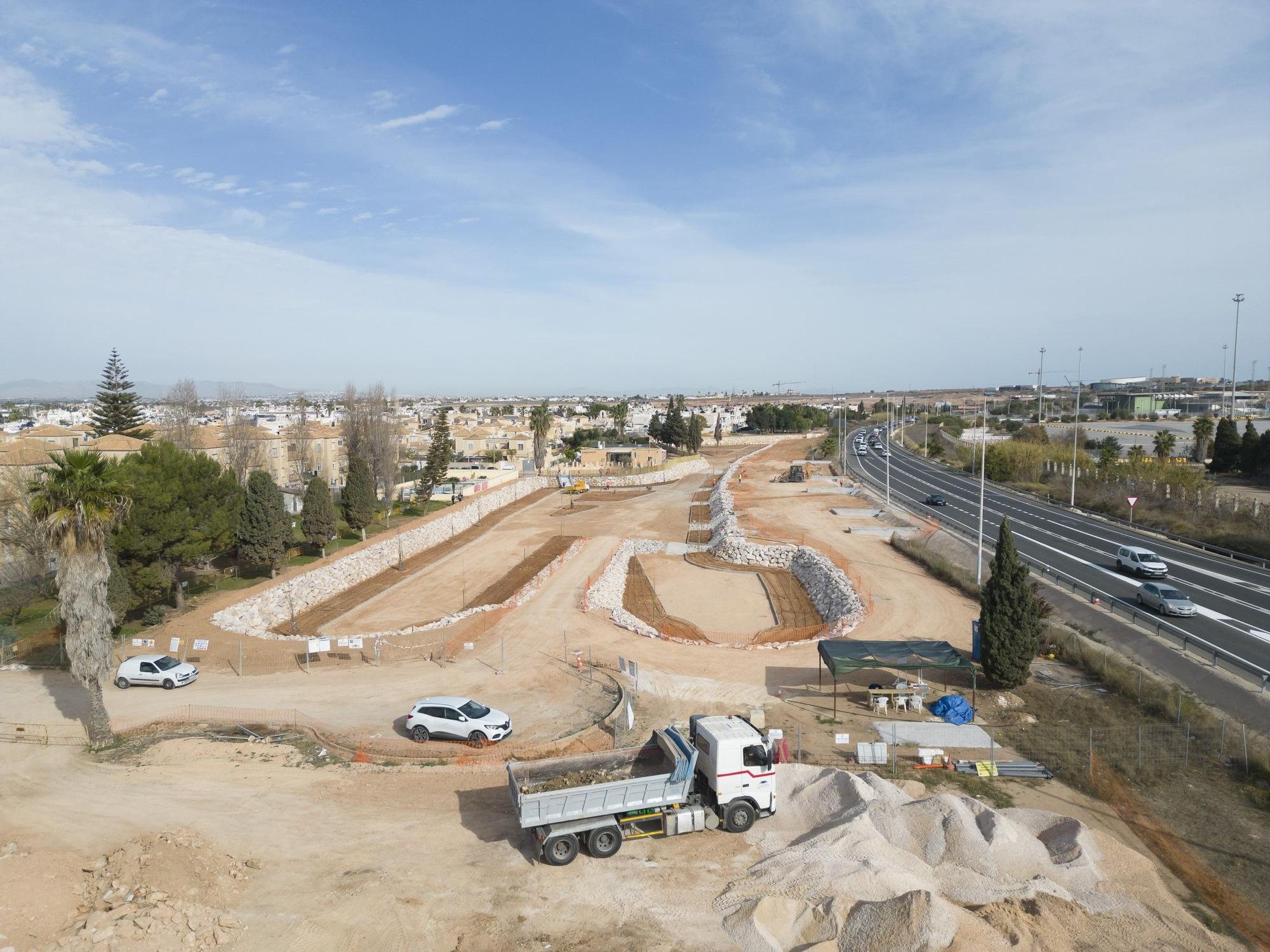 Esta es la nueva balsa de laminación y parque inundable que Torrevieja abrirá en marzo en Doña Inés