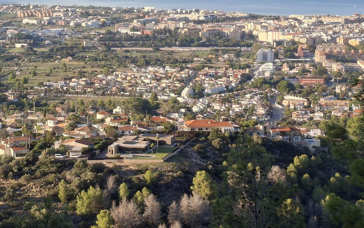 Imagen panorámica de la ladera del Montgó y de Dénia, al fondo