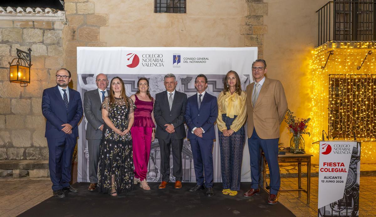 La junta directiva del Colegio Notarial de Valencia, con el catedrático Javier Barceló.