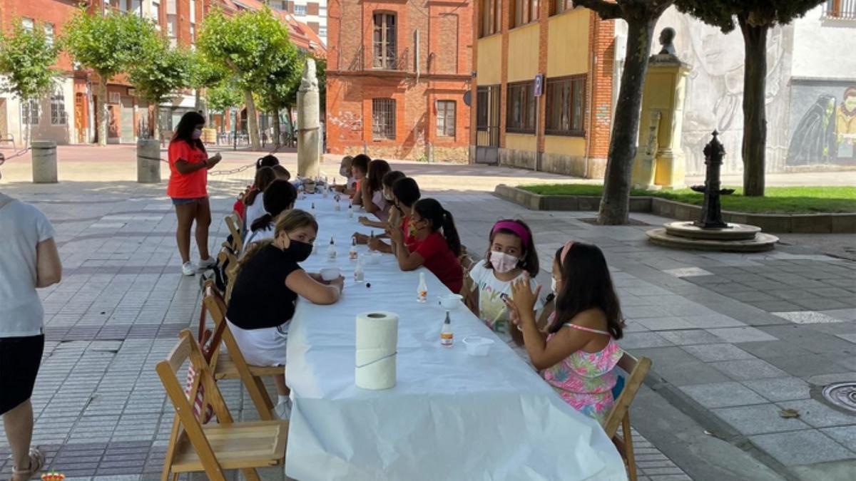 Taller de slime, en la Mota. / E. P.