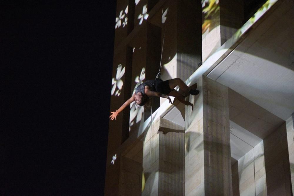 Danza vertical sobre la fachada del Moneo