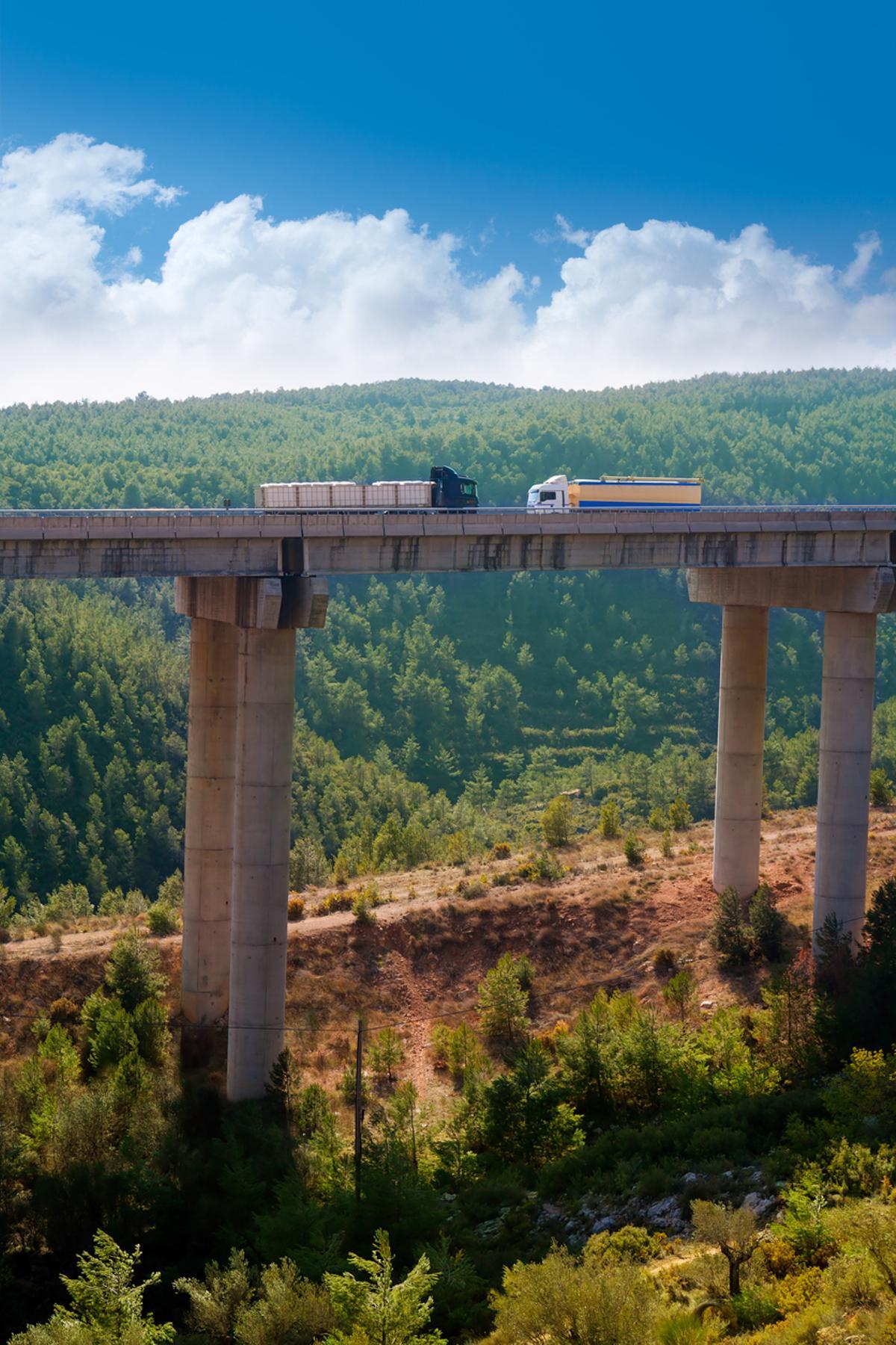 Viaducto de Bunol en Autovía A-3 road Valencia