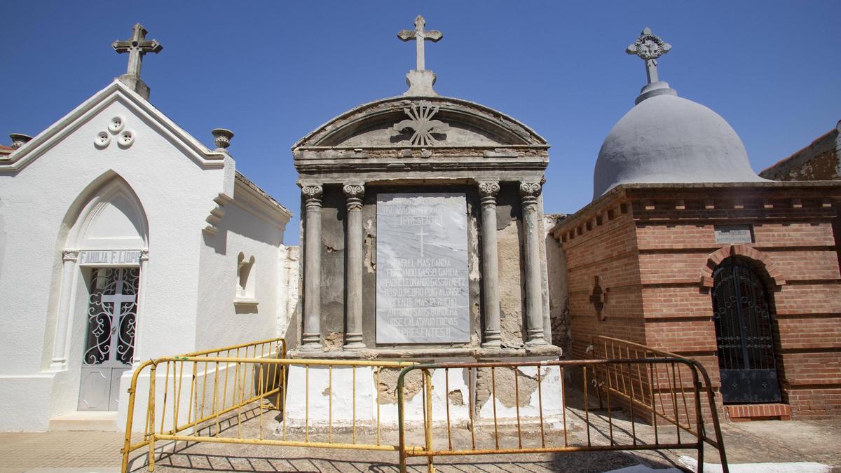 El panteón franquista en el cementerio de Moixent, vallado debido a su mal estado estructural.