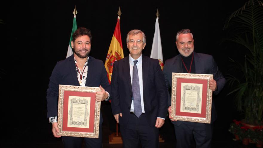 El Ayuntamiento de Estepona nombra Hijos Adoptivos a Miguel Poveda y Juan Magán y reconoce al tejido social.