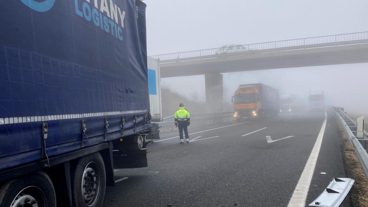 L&#039;AP-2 a Castelldans (Garrigues), amb el trànsit reobert després de l&#039;accident múltiple amb una vintena de vehicles implicats, el 31 de desembre del 2021