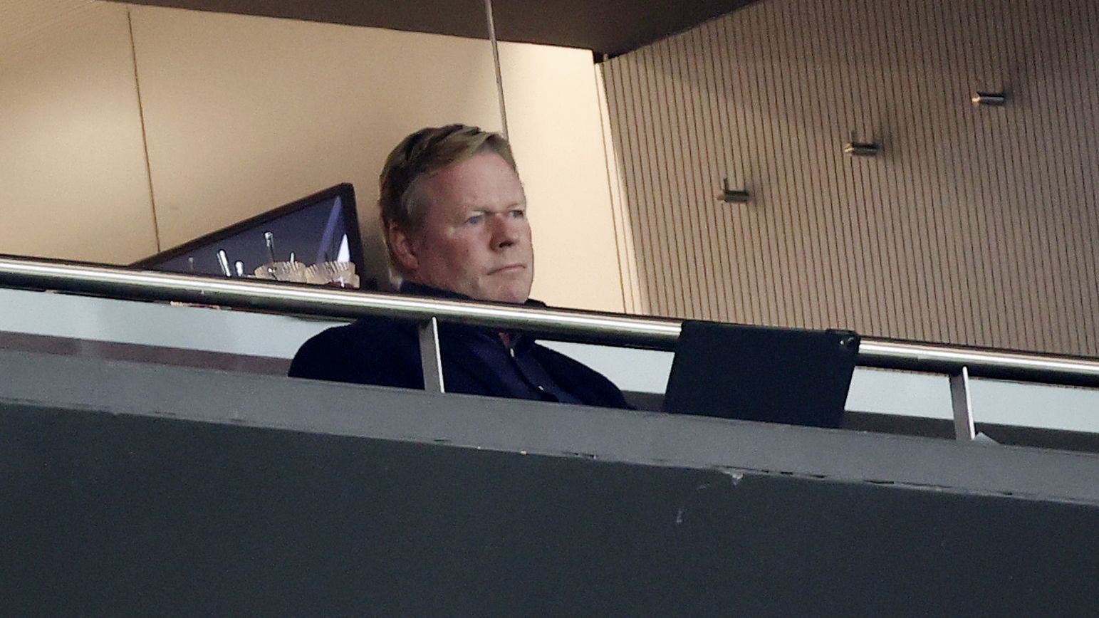 Koeman, solitario en la grada del Wanda.