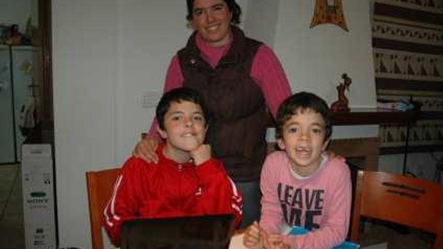 Virginia Rivas, junto con sus hijos José (izquierda) y Sergio (derecha).
