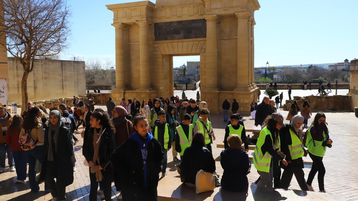 Grupos de turistas, en el entorno de la puerta del puente.