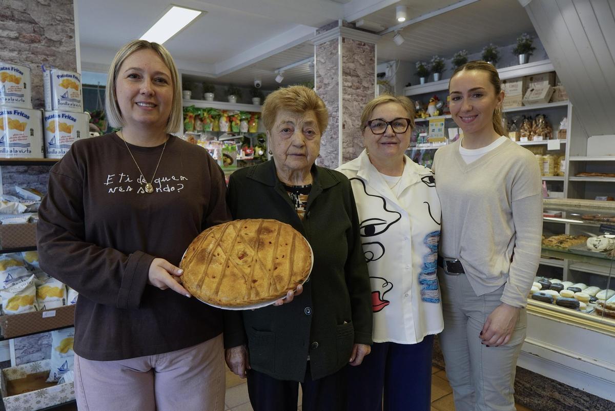 La familia de José Rozamontes, con una de las empanadas de su histórica panadería de Arteixo.